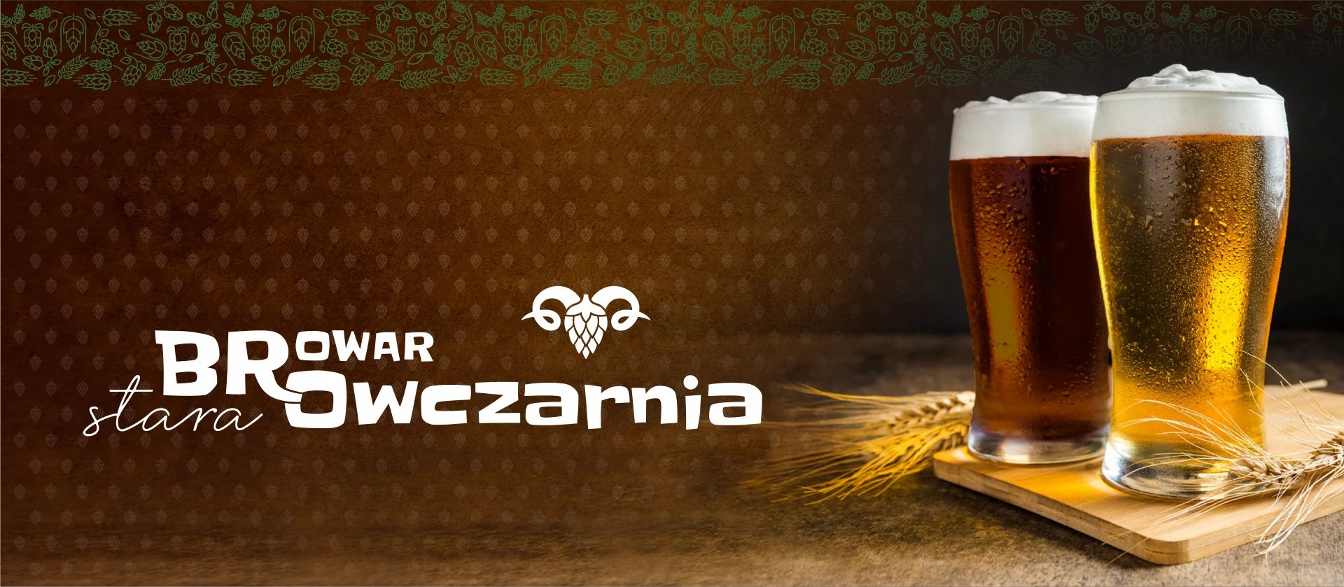 Dwa kufle zimnego piwa (ciemnego i jasnego) stojące na drewnianej desce